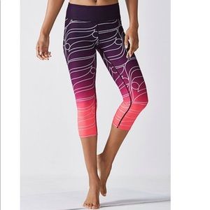 💜💖Fabletics Salar Printed PowerHold Capri💖💜